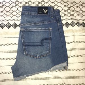 High rise medium wash AE Shorts